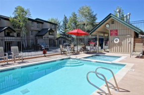 Heated Pool & Hot Tub, Walk to Ski Slopes, Ground Level Unit